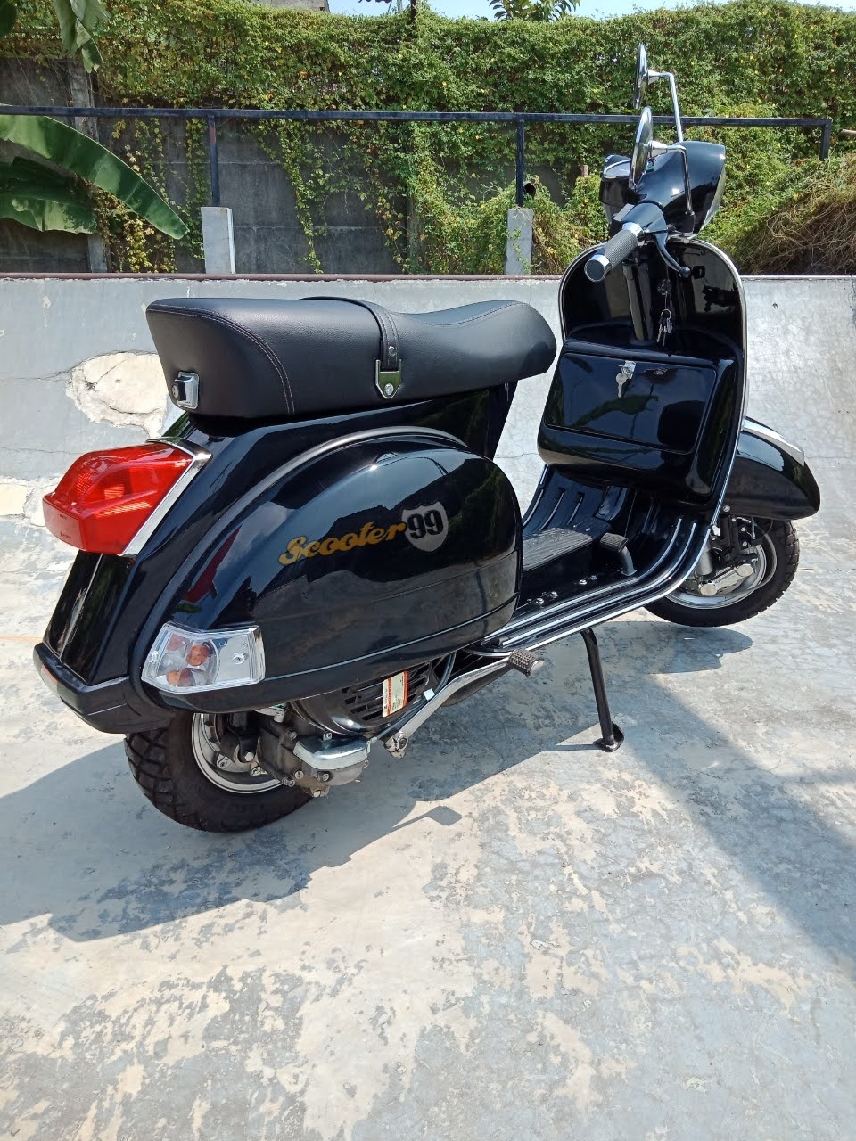 Vespa PX 150cc Black – rear view